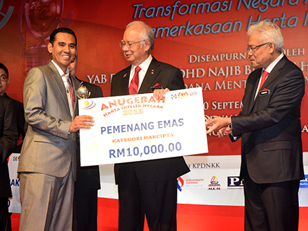 Anugerah disampaikan oleh Perdan Menteri Malaysia